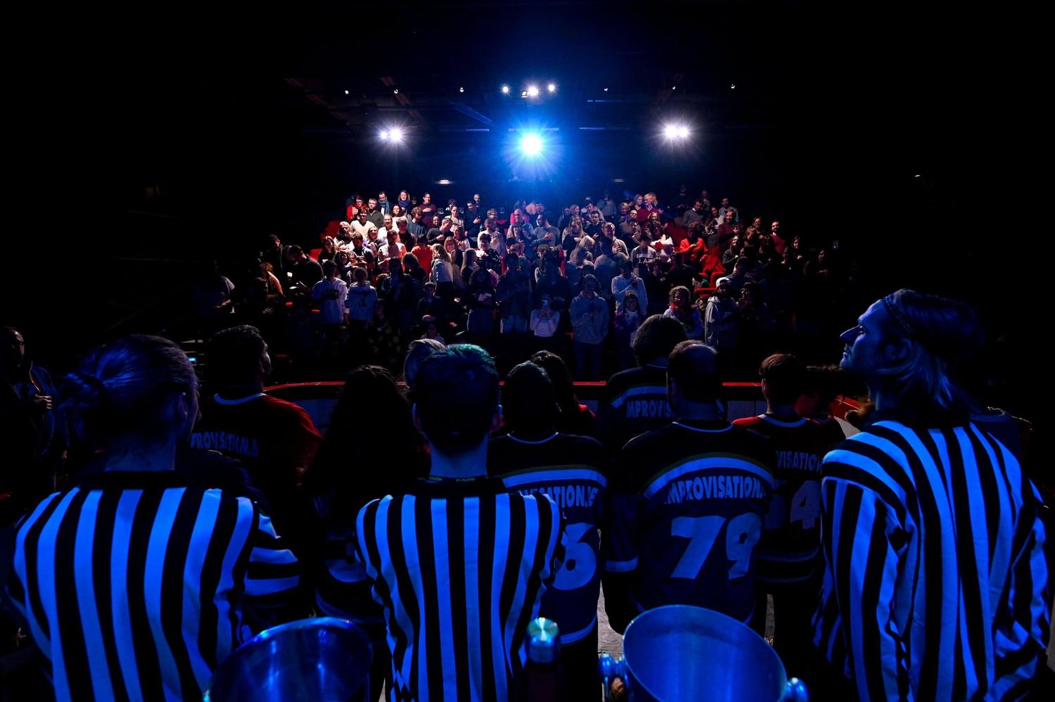 Les équipes saluent une salle comble à la fin du match